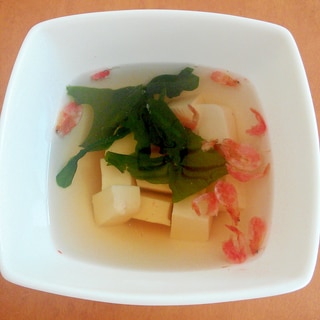 レンジで簡単♪豆腐と干し桜えびとわかめの和風スープ